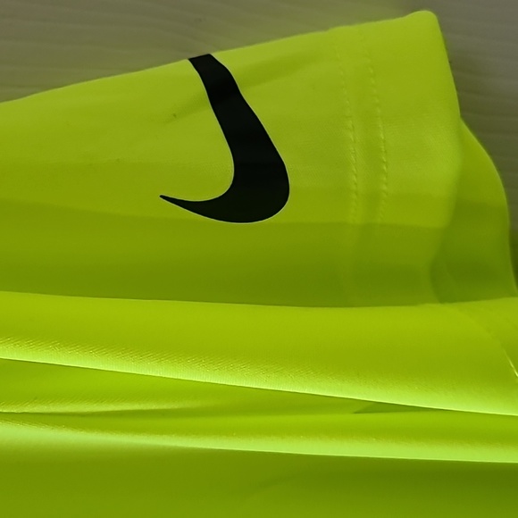 NIKE BRAND BOYS YELLOW SIGNATURE SHORT SLEEVE SHIRT SIZE LARGE MAKE SOME NOISE - Picture 6 of 11